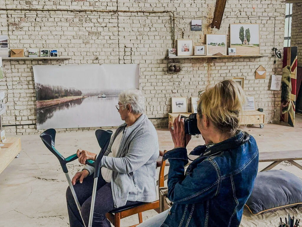 Une photographe met en scène une personne âgée.